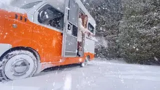 大寒波直撃で荒れ狂う雪山。軽キャンに避難して夜明けを待つ30代夫婦【雪中車中泊】【snow car camping】