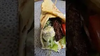 Healthy beef wraps with homemade garlic sauce. #beefwraps #wrapideas #healthywrap #homemade