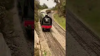Паровоз Hornby LNER Gresley P2 № 2002 &laquo;Эрл Маришал&raquo; с парогенератором направляется на восток вмес...