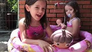 Brincando na Piscina com Minha irmã