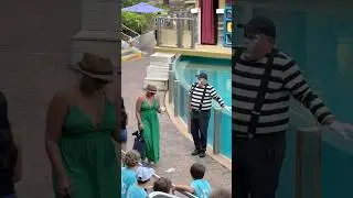 The glove was the bait&hellip;But she flipped the script 🤣 Tom mime Seaworld #seaworldmime #tomthemime