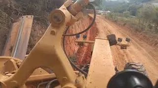 Detalhes de corte de talude e regularização de estrada com Motoniveladora/ grader/ patrol Cat. 120k