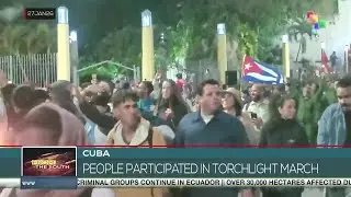 На Кубе люди приняли участие в факельном шествии.