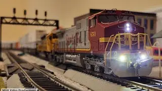ATSF Dash 9-44CW & ATSF SD40-2 Lead Intermodal & Autorack Train (HO Scale - 4K HD)