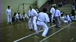 Del Passo lutando Karate video antigo.
