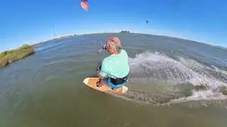 Swooping the kite cross-wind and sliding over the weeds in light wind. #kitesurfing  #flatwater