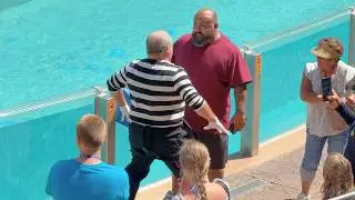 The mime picked the wrong guy 😳