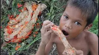 Primitive Technology - Eating delicious - Cooking pork rib on a rock