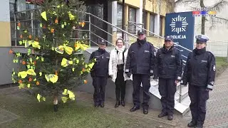 Odblaskowa choinka stanęła przed Komendą Powiatową Policji w Kozienicach (22.12.2025)
