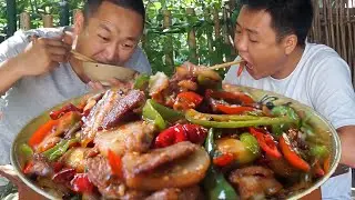 老弟做回鍋肉，一半辣椒一半肉，辣得過癮，3碗米飯直接吃撐！ 【鐵鍋視頻】