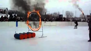 patineur saute barils et arc en feu