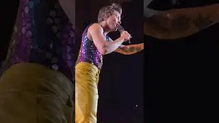 Harry Styles interesting interaction along with one of the fan on Love on Tour