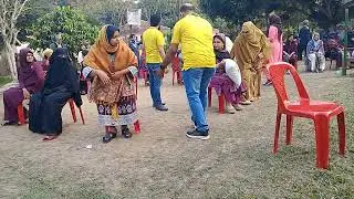 অফিসের পিকনিকের বালিশ বদল খেলা১