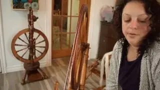 Comment choisir un rouet antique pour filer de la laine.