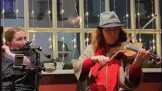 The Cup of Tea @ Session - Anna Falkenau (fiddle) & Sarah Markey (flute) 