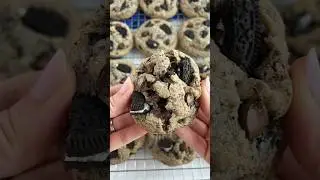 Oreo chocolate chip cookies! Recipe on cakemehometonight.com! #cookies #chocolatechip