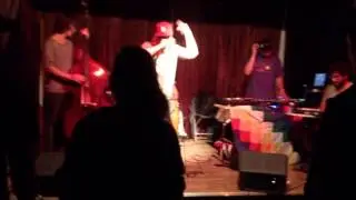 Polki & Kaosp&aring;sen feat. Dirty Jens, JNL & Josef Ph.D. - Folk som har s&aring;nger kan inte d&ouml; LIVE