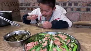 鸡腿芥兰炒烤肠，又香又脆，4个孩子最喜欢吃【一帆妈妈】