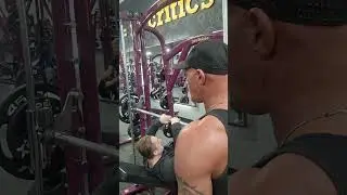 Incline chest day. Just a quick short Smith machine workout. I need mic. Sorry audio sucks.