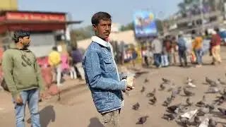 To guys ham log station per 🦅yahan kabutar tha fasa hua usko ham log Apne hath se Dana khila rahe h🦅