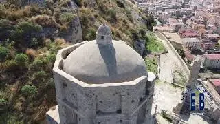Girovolando la Chiesa di S Francesco e il Castello di Amantea (CS) Calabria, Italia, vista drone