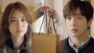 두 명의 여자에게 같은 선물을 주는 남자 