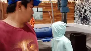 bermain salju( snow world )di trans park juanda Depok.