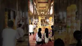 Prayers @ Wat Phnom in Cambodia 🇰🇭