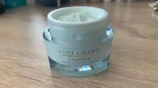 Est&eacute;e Lauder DayWear Moisture Creme How it looks 4K