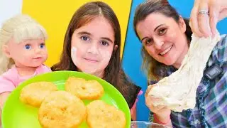 Baby Born bebek Gül ve Mina kolay pişi yapıyorlar! Kolay yemek tarifleri. Evcilik oyunu