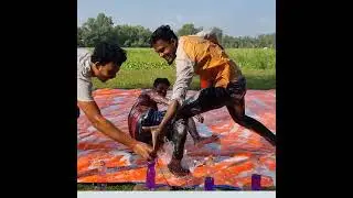কে কার আগে পানি দিয়ে বোতল ভর্তি করতে পারে - #funny #funnypost #comedy #desicrazyboys