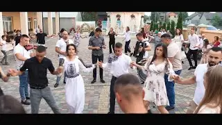 Dansuri sub cerul liber la o indreptare frumoasa