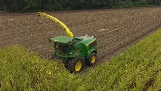 Nieuwe John Deere 9000 serie hakselaar in actie met 12 rijer maisbek