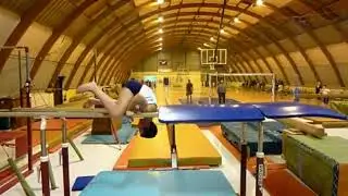 Barres parall&egrave;les   roulade avant avec tapis
