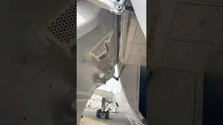 How to open the cargo door of a Boeing787 aircraft #cargohold #boeing787 #aviation