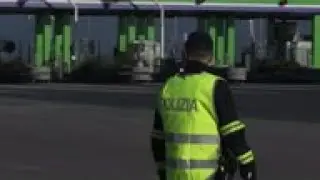 Police checkpoints in Rome enforce lockdown
