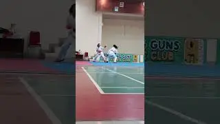 Świetny sparing kumite! Przycisnąłem ją do narożnika tatami, czyste ciosy gyaku. #Karate #Kumite #Walka!