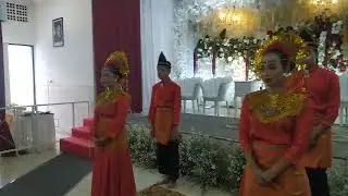 Tarian adat penyambutan pengatin Dina & Erwan anak angkat Bundo Desi di gedung Bengpushub Krc Bdg 