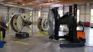 Genkinger Coil Handling Manipulator liegende Coils aufnehmen 90&deg; schwenken und auf Haspel &uuml;bergeben