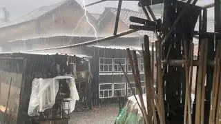Extreme weather! Heavy rain and strong winds in Indonesian villages || Afraid of lightning