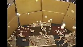 Atomic fission simulation with ping pong balls