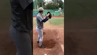上から物を叩くイメージ