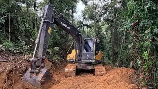 Escavadeira  hidráulica cortando estrada 