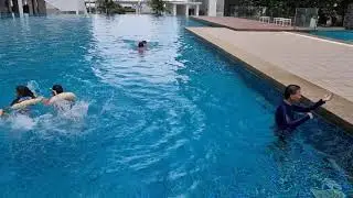 Aiden, Alyssa and Ariohn swimming with dadsy