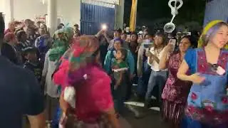 Entrega de obsequio a los papás de la novia