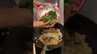猫冬后，家里的青菜只有萝卜、白菜、土豆，总吃也吃够了。今天换换口味，我妈把秋天晒的草木灰黄瓜和土豆干都泡一些，晚上搁肉炒黄瓜干土豆干，又炸的河虾、酱的小鱼、还有一盘凉菜，简简单单四
