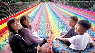 BERMAIN SELUNCURAN TINGGI RAINBOW SLIDE DAN TRAMPOLIN - Liburan Keluarga | Salsa and Family