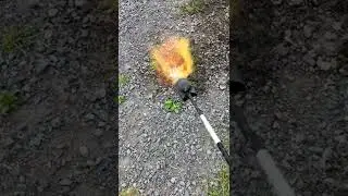 Выжигание сорняков кровельным факелом