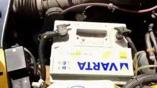 PKW Batterie Test mit Multimeter Startbatterie testen Autobatterie pr&uuml;fen Peugeot 205 Anleitung