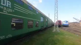 historische Abteilwagen und Doppelstockwagen DR Diesellokomotive im Hintergrund raw video